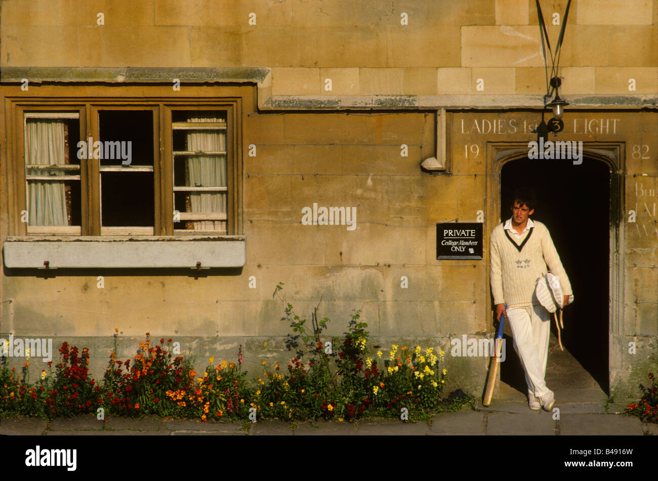 Ein Oxford University Student, Mitglied der Universität-Cricket-Team mit seinem weißen und seine Schläger und Pads. Stockfoto