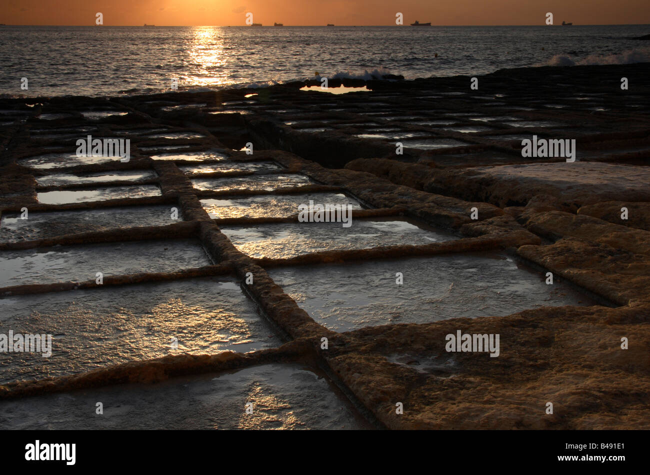 "Salz Pfannen" in Marsaskala bei Sonnenaufgang, Malta. Stockfoto