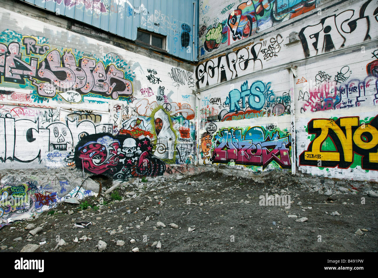 Szene aus dem Ghetto verlassenen Häusern mit viel graffiti Stockfoto