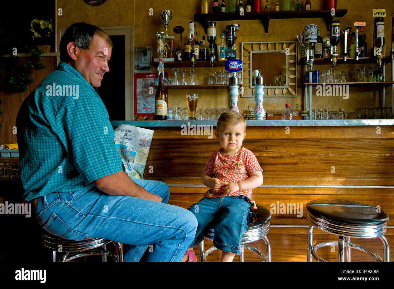 Mann und Kind sitzt im französischen Anwaltskammer, Sud-Touraine, Frankreich. Stockfoto