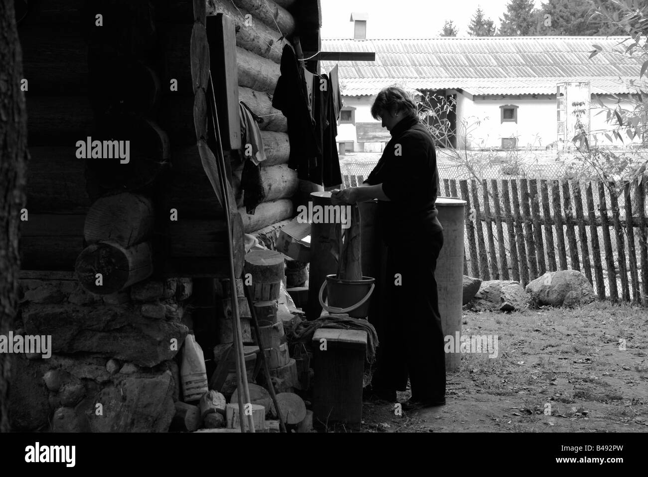 Eine Frau ist schwenken (Pan) Reinigung (Händewaschen) Hand Wäsche in Ethnologisches Dorf, Belarus, September 2007 (B&W) Stockfoto