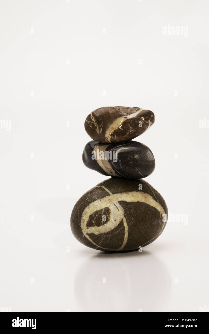 Zen-Steinen auf einem weißen Hintergrund. Stockfoto