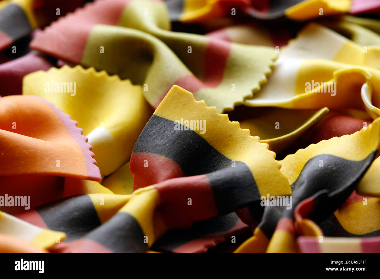 Schöne handgefertigte bunte Farfalle Nudeln in Fliege XXL Auflösung Datei mit selektiven Fokus Stockfoto