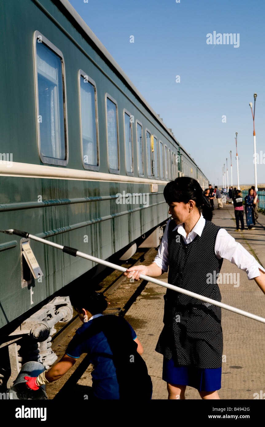 Die Trans-mongolische Zug-Fenster werden in der Mongolei gereinigt. Stockfoto