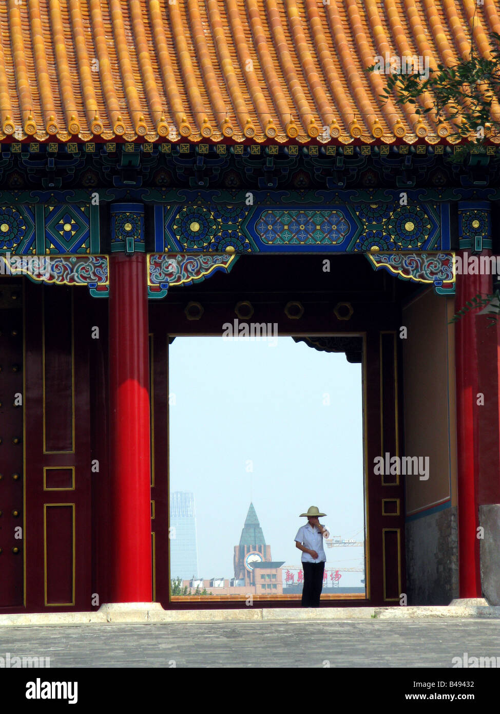 Ein Mann an der verbotenen Palast in Beijing, China Asien Stockfoto