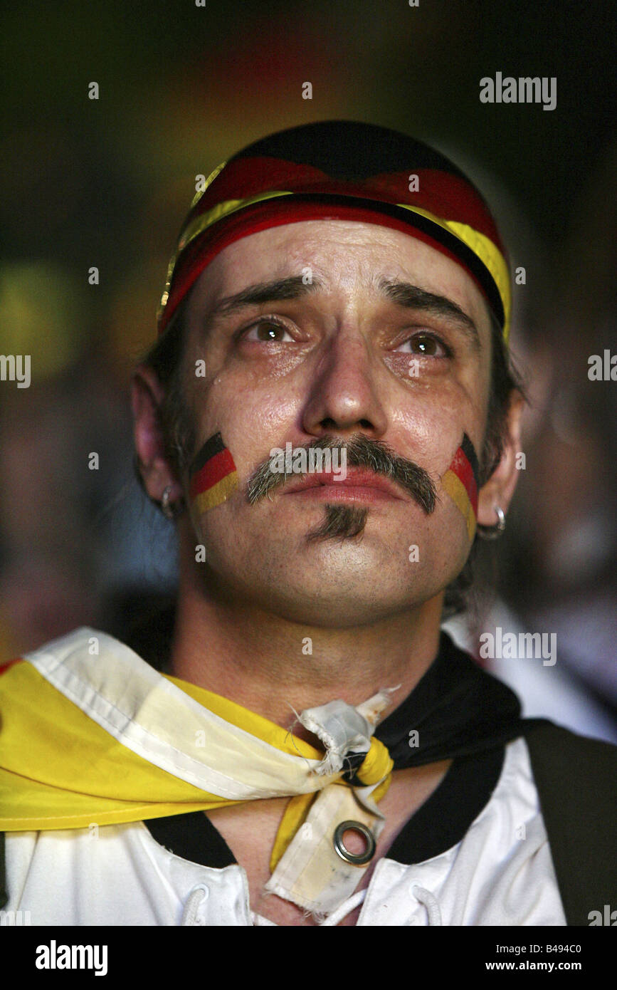Deutscher Fußballfan weinend nach der deutschen Niederlage gegen Italien bei der FIFA WM 2006, Berlin, Deutschland Stockfoto