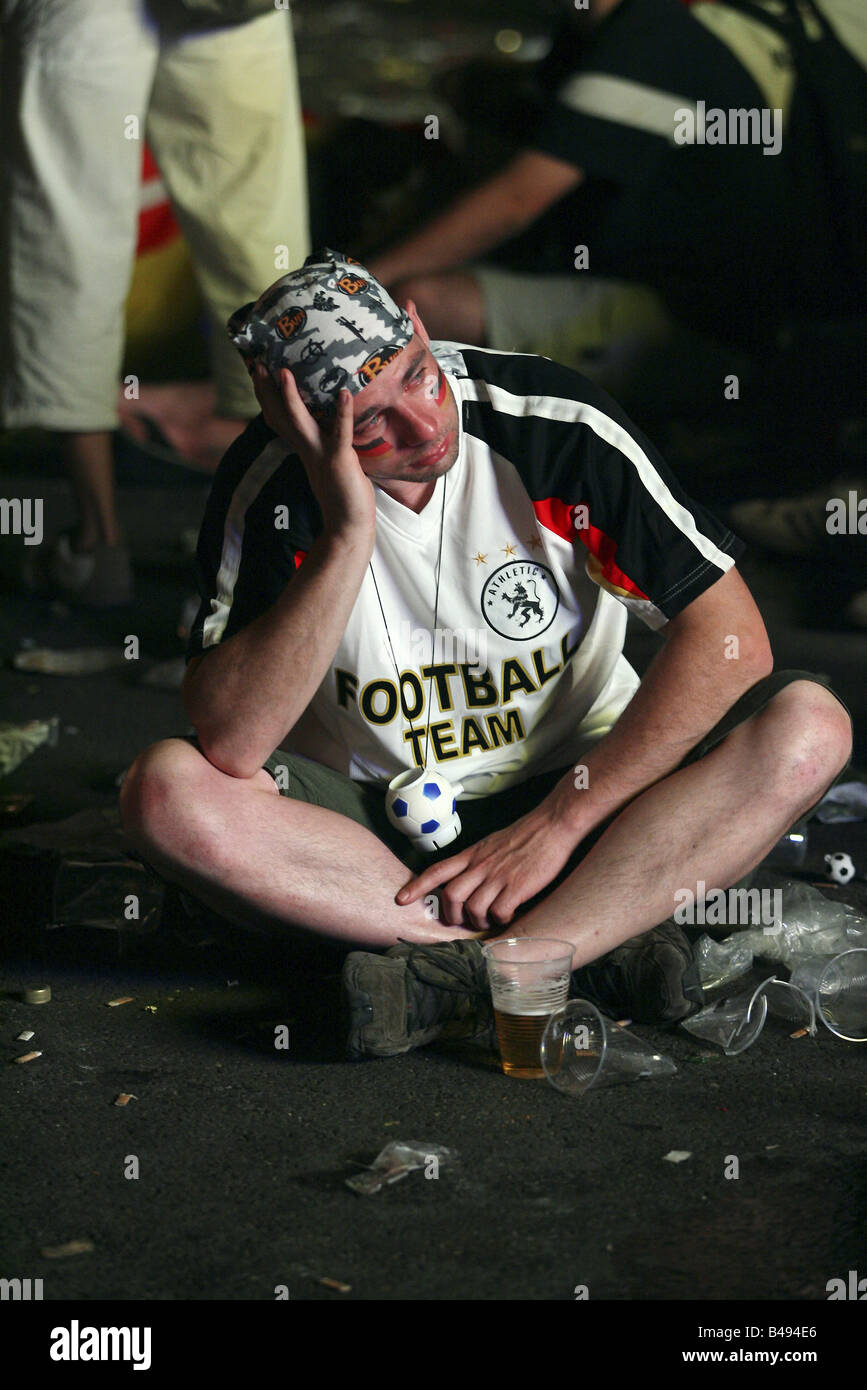 Deutscher Fußballfan enttäuscht nach der deutschen Niederlage gegen Italien bei der FIFA WM 2006, Berlin, Deutschland Stockfoto