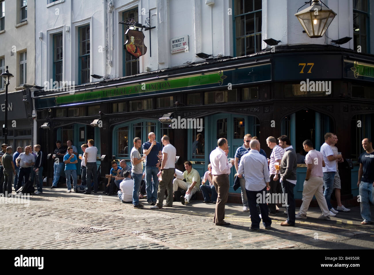 Personen außerhalb der Herzog von Wellington Pub in Soho London England Großbritannien UK Stockfoto