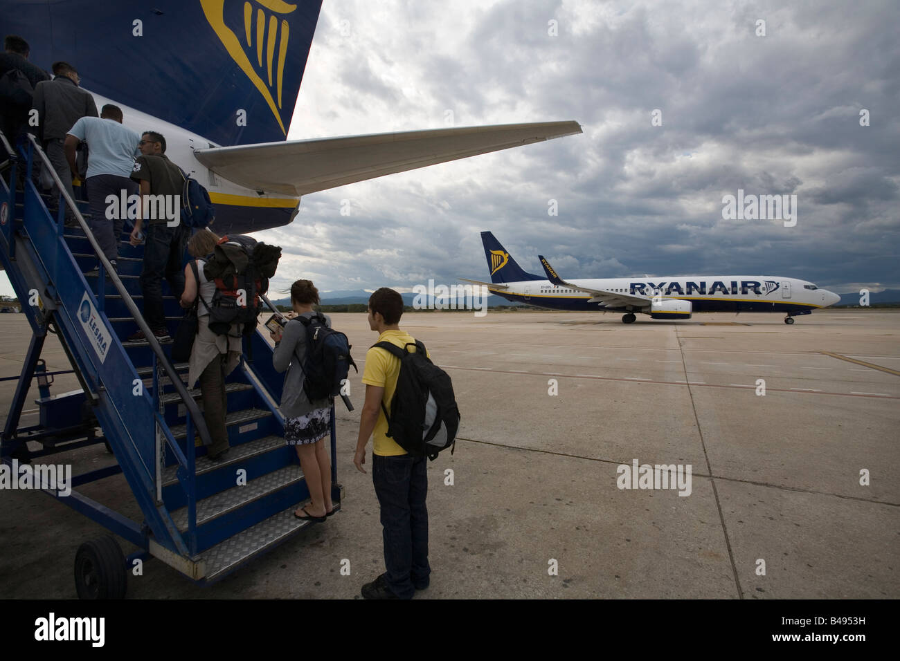 Menschen, die einen Ryanair Flug Barcelona Spanien Stockfoto