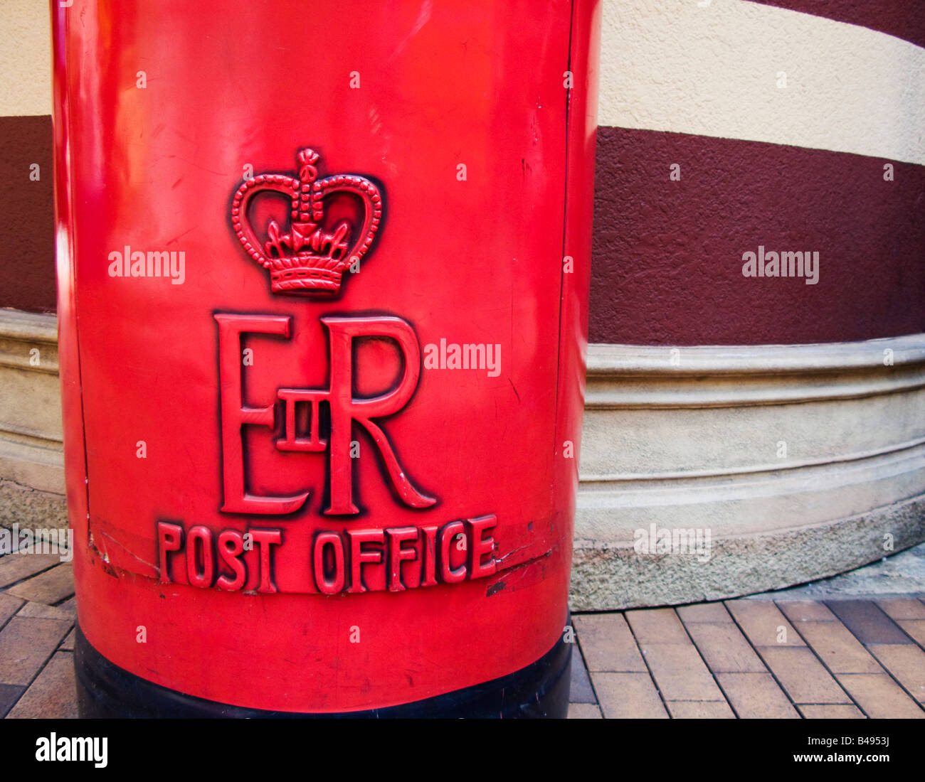 "Red britische Post Box links aus Kolonialzeit in Hong Kong" Stockfoto
