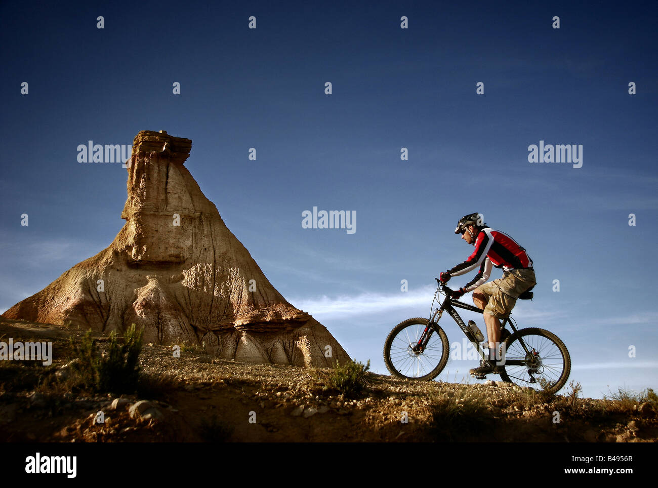 Mountainbiker in Catildetierra Bardenas Reales Naturpark Navarra-Spanien Stockfoto