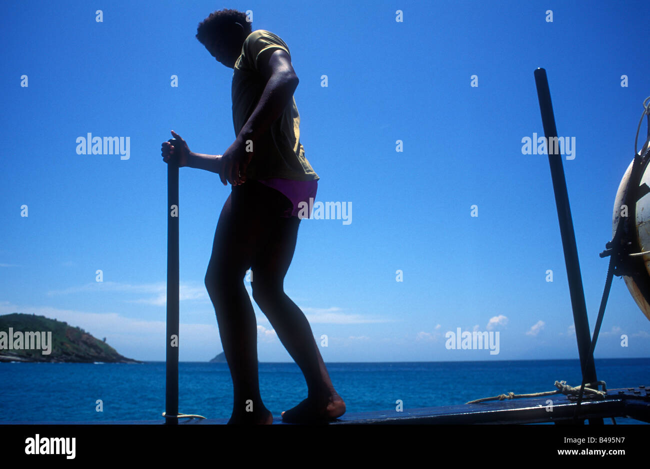 Mann zu Fuß über Pier, brasilianischen Strand Stockfoto