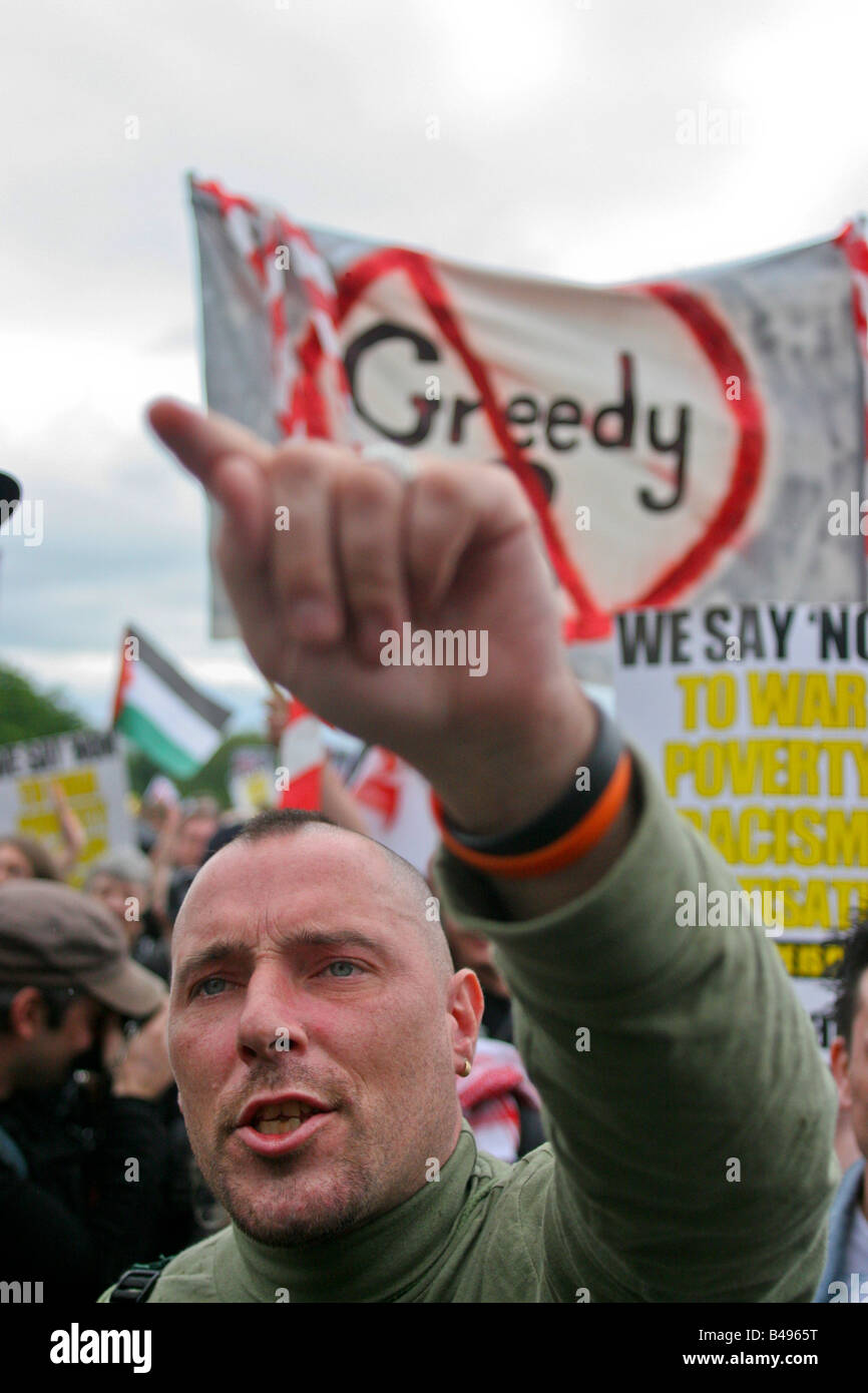 Ein Mann während der anti-G8-Demo, Edinburgh, Schottland, UK. Stockfoto