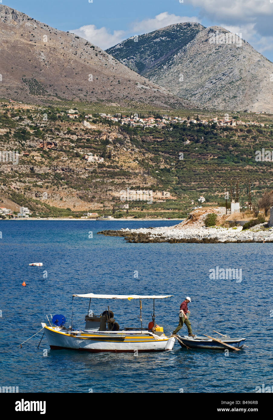 Itylo Bucht mit dem alten Dorf Itylo im Hintergrund, Halbinsel Mani, Messenien, südlichen Peloponnes, Griechenland Stockfoto