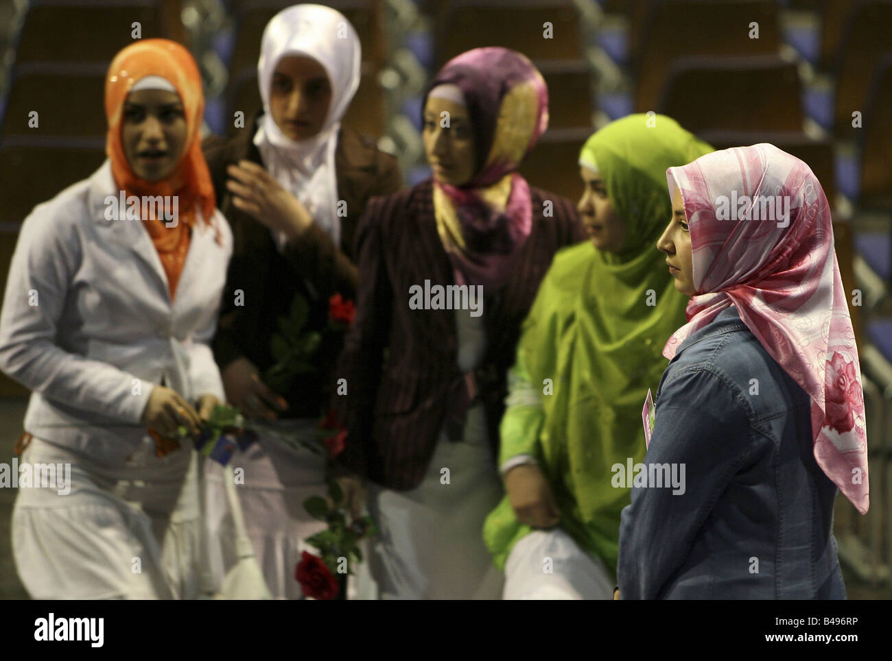 Muslimische Mädchen tragen Hijab, Berlin, Deutschland Stockfoto