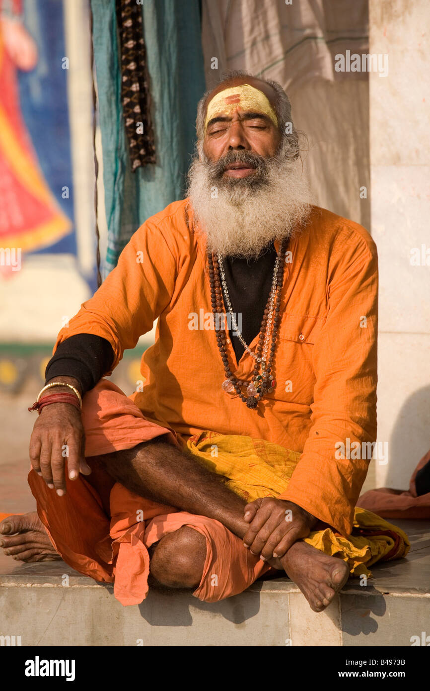 Ein bärtiger Sadhu sitzt in der Betrachtung von einem Tempel in der Stadt von Varanasi, Indien. Stockfoto