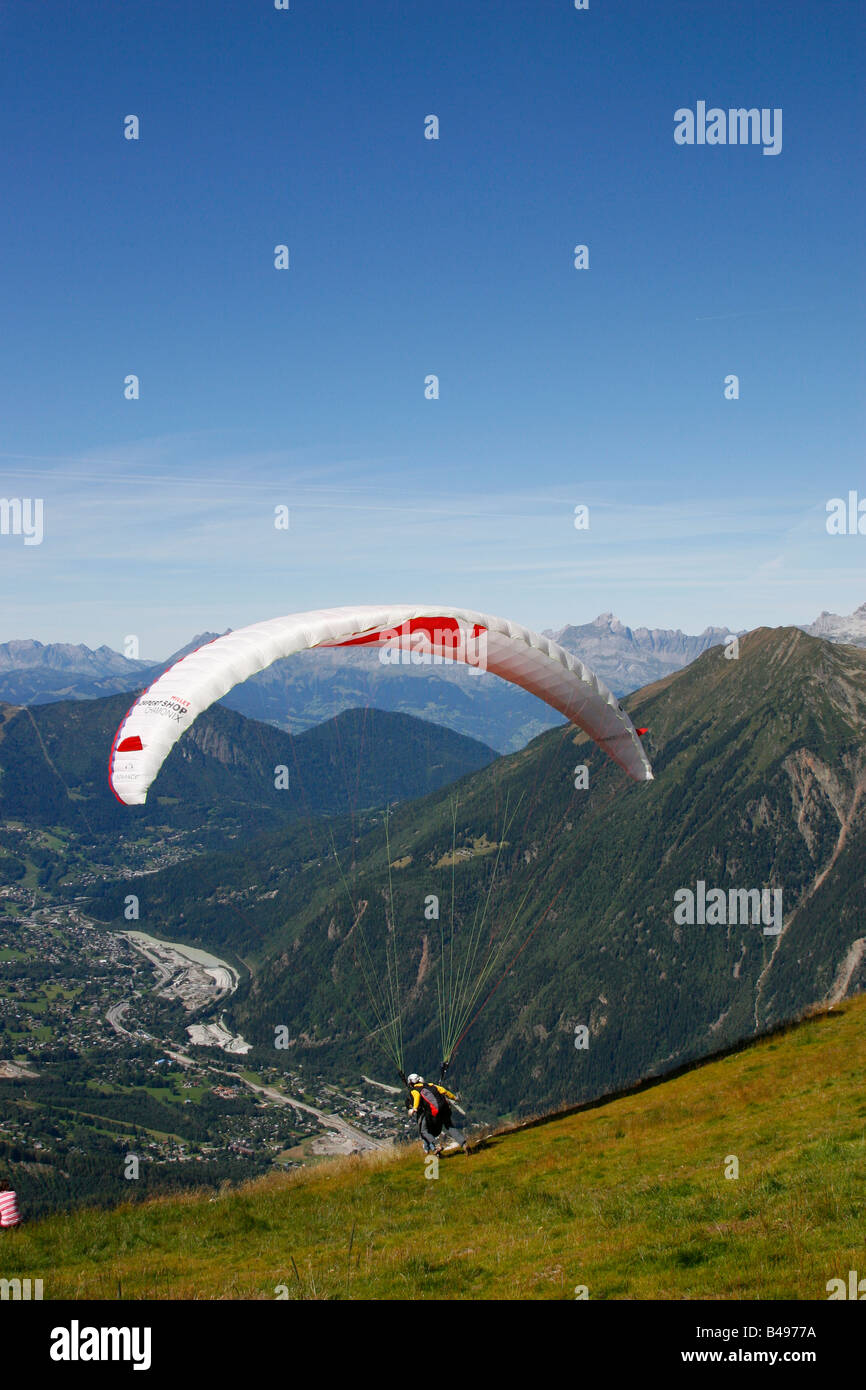 Paragleiter starten von Plan de l'Aiguille in das Tal von Chamonix in den französischen Alpen Stockfoto