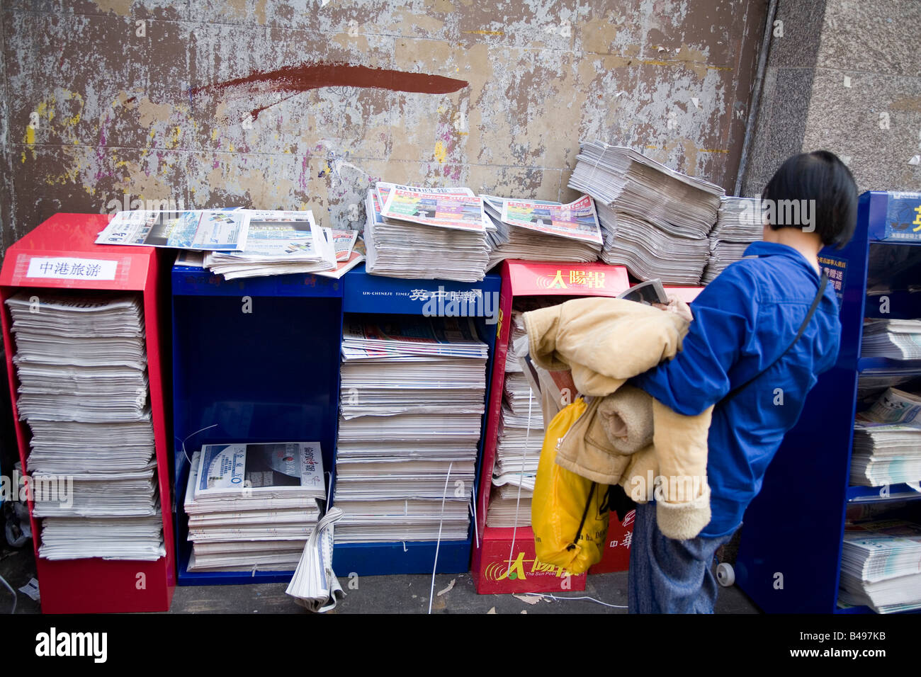 Frau Kommissionierung Gratiszeitung Chinatown Soho in London Stockfoto