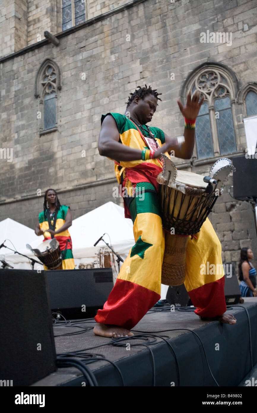 Schlagzeuger von Kora Ballett Senegal Durchführung am Placa del Rei während des internationalen Folk Tag von Katalonien Barcelona-Spaniens Stockfoto