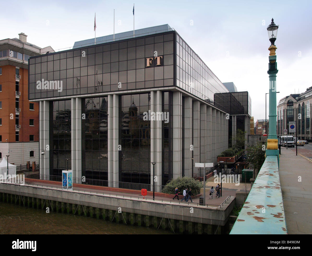 Financial Times Zeitung Büros Hauptsitz am Ufer des Flusses Themse Southwark Bridge London UK Stockfoto