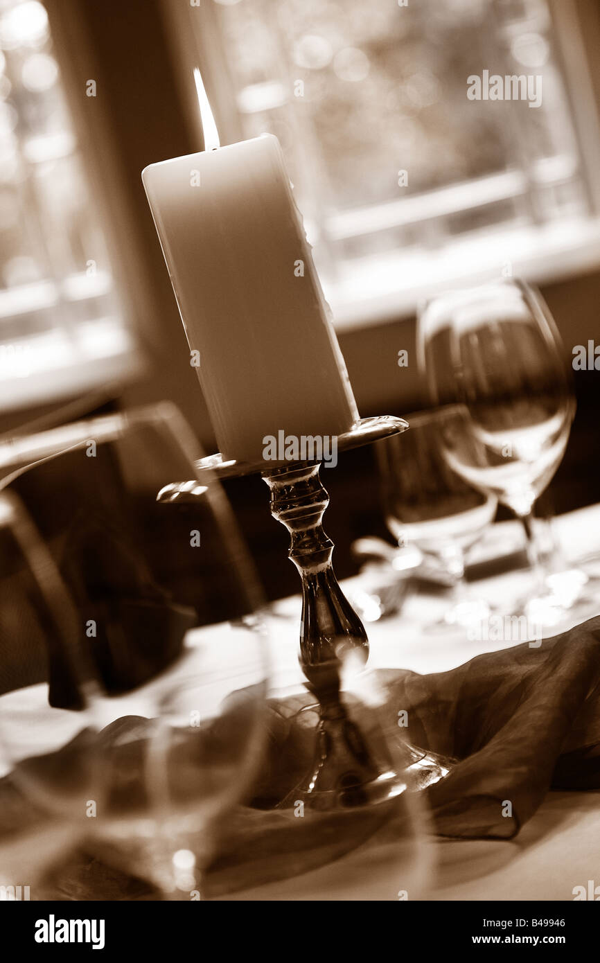 Tischdekoration mit leeren Weingläsern und Kerze. Stockfoto