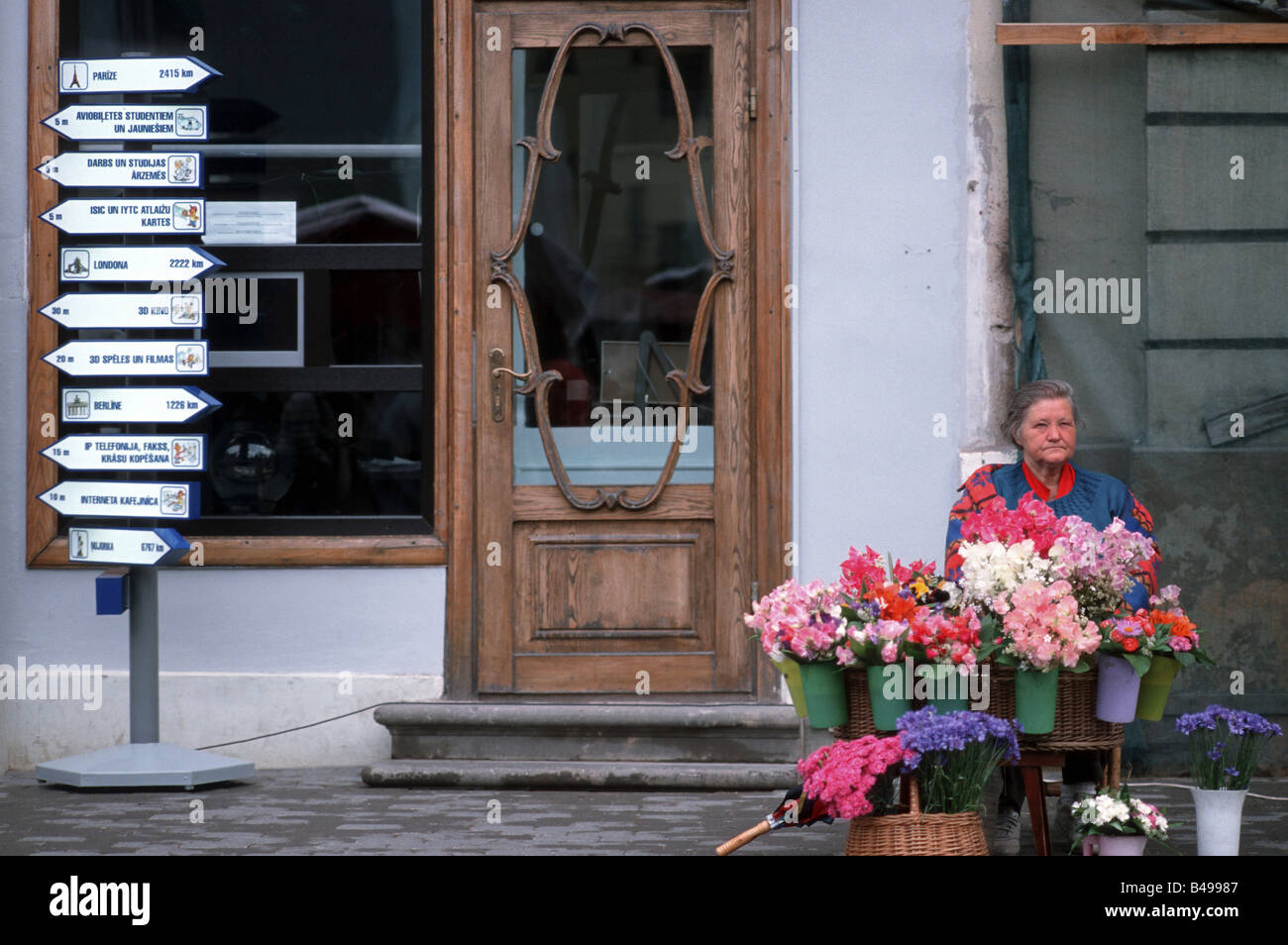 Älteren Floristen in der Altstadt in Riga, Lettland Stockfoto