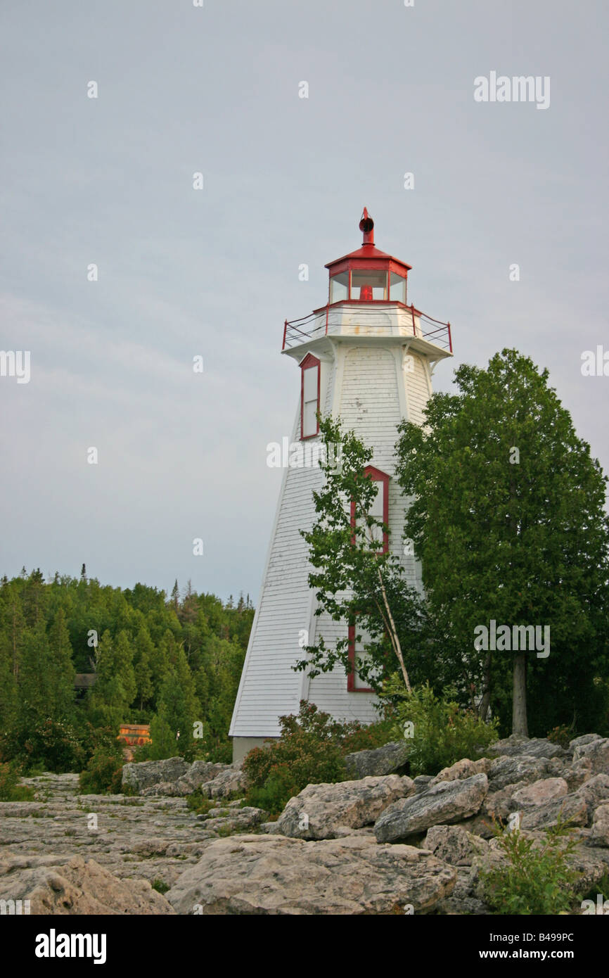 Historische, weiß, Holz Leuchtturm im Hafen von großen Wanne durch das Dorf von Tobermory, Ontario, Kanada. Stockfoto