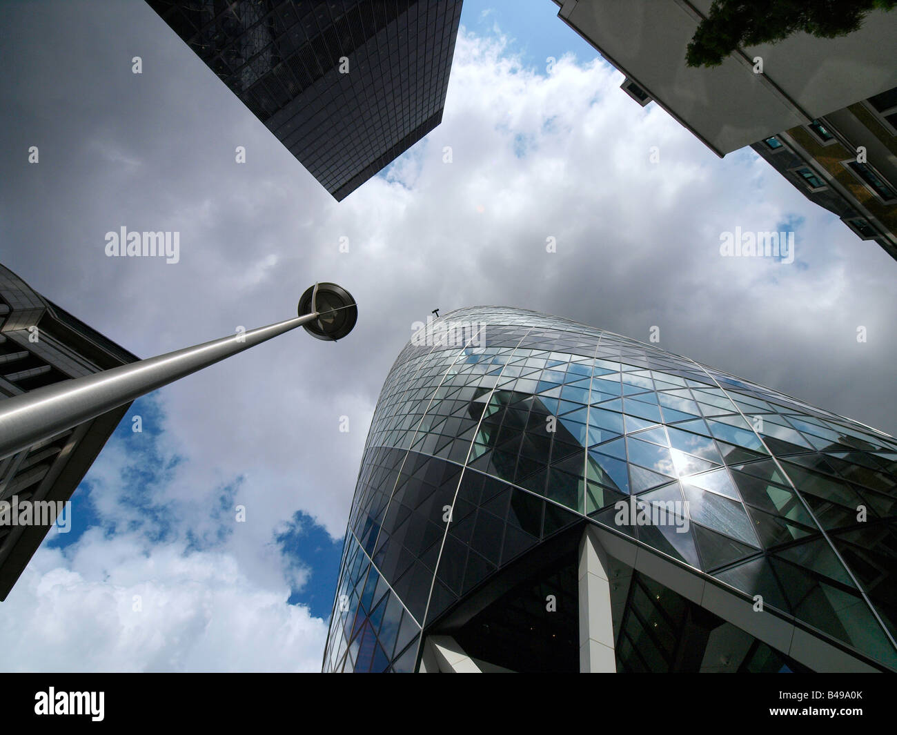 Nachschlagen in der Londoner City dynamisches Bild mit Gurke Gebäude und schöne Wolken Stockfoto