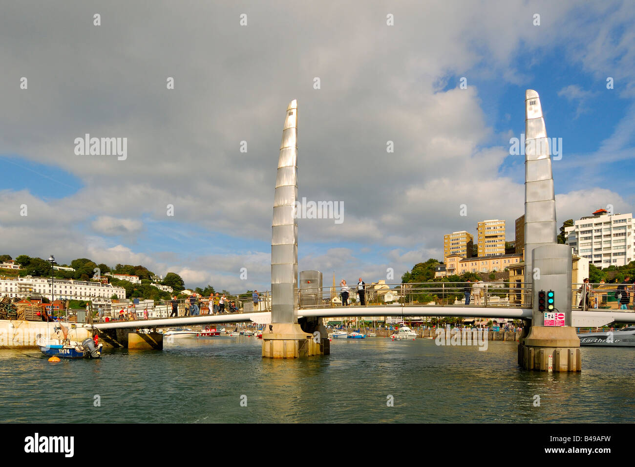 Die Fußgängerbrücke über den Eingang zum Innenhafen in Torquay an einem hellen sonnigen Abend Stockfoto