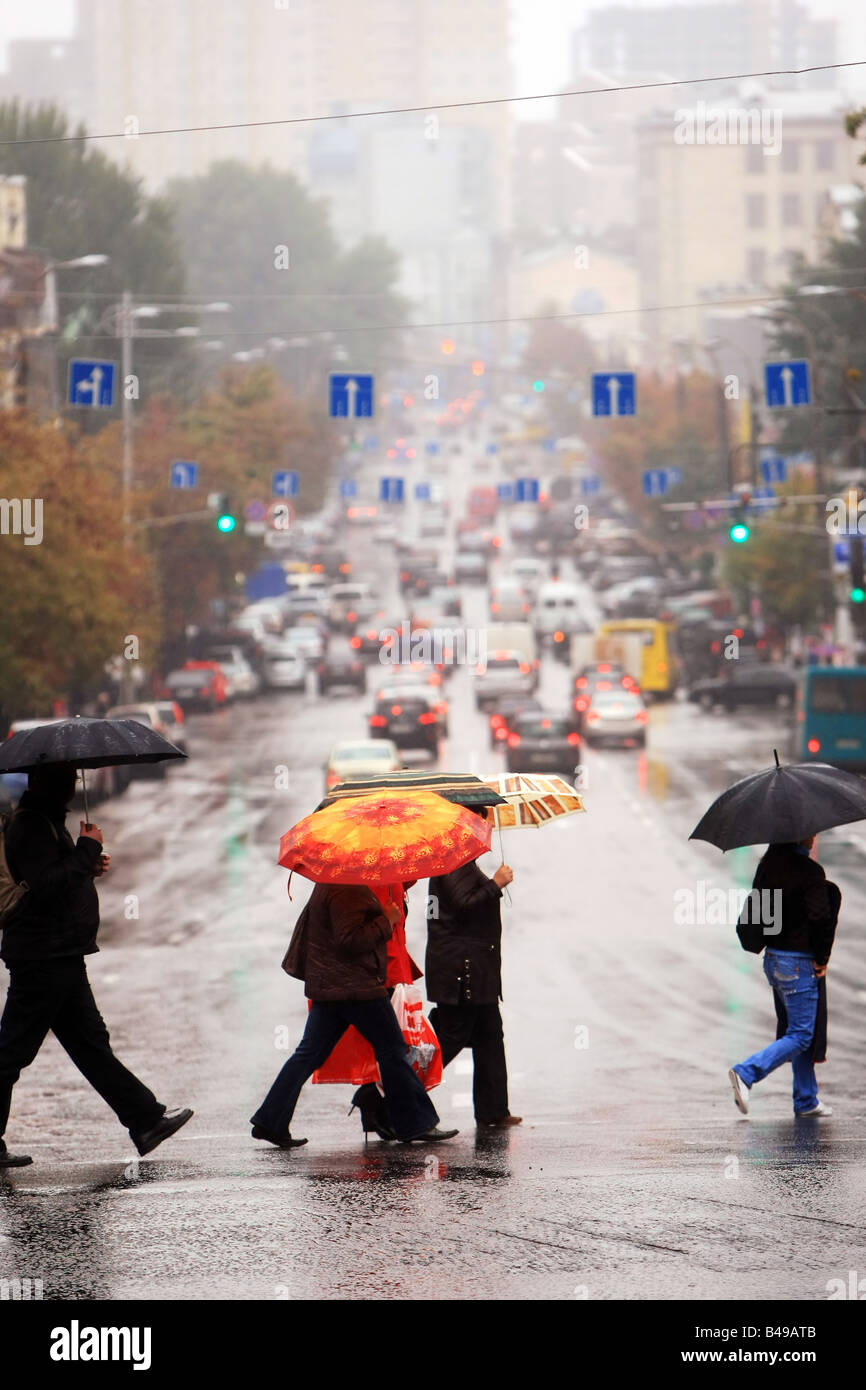 Menschen mit Schirm im Regen Stockfoto