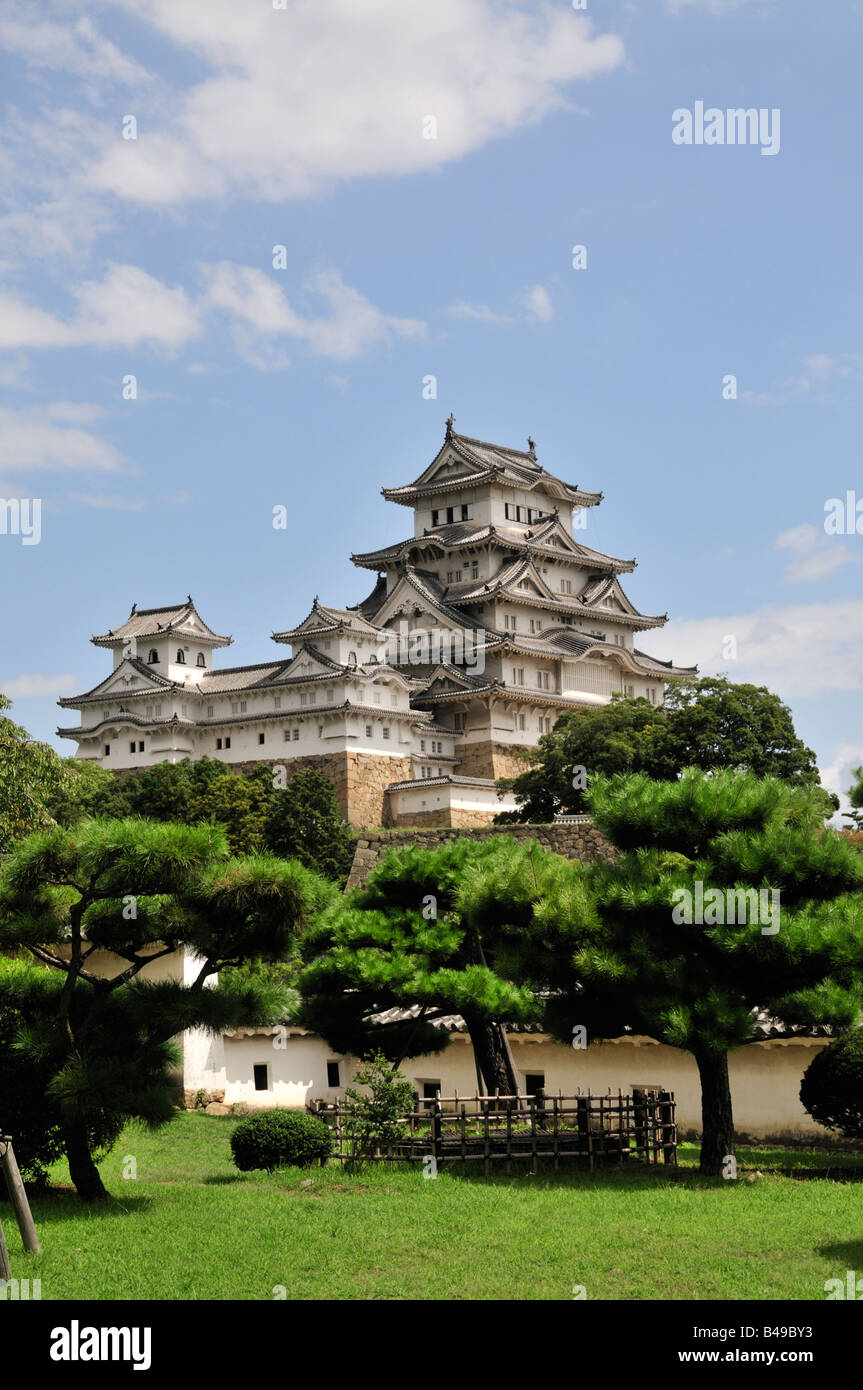 Main Tower gesehen von Nishinomaru Garten, Himeji-Jo (Burg Himeji), Himeji, Japan 1/2 Stockfoto