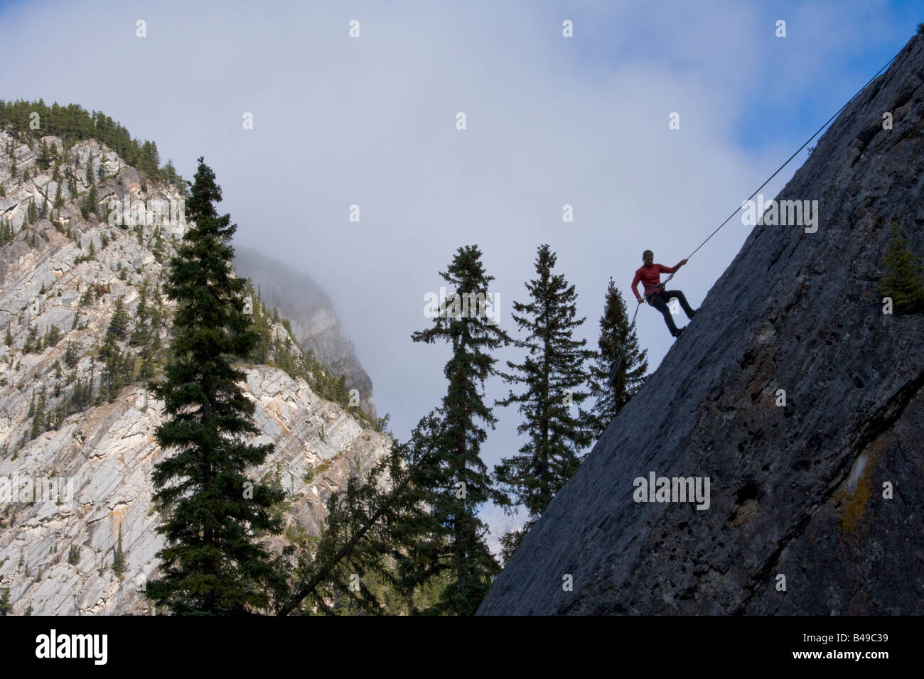 Abseilen - Cascade Mountain, Banff, Alberta, Kanada Stockfoto