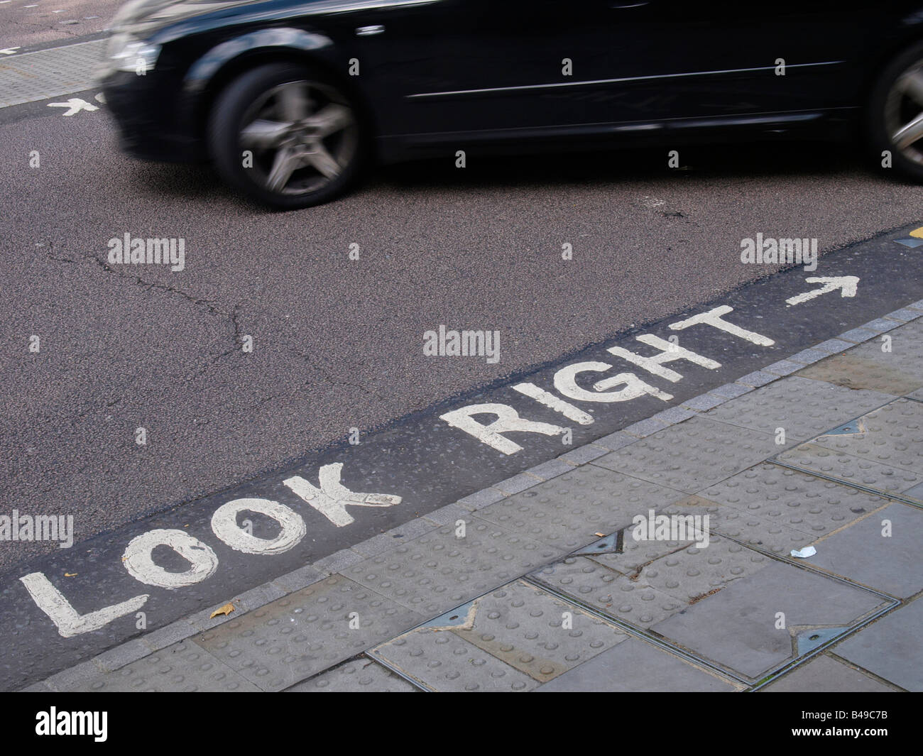 Schauen Sie rechts Achtung Warnung geschrieben am Rand des Gehwegs London UK Stockfoto