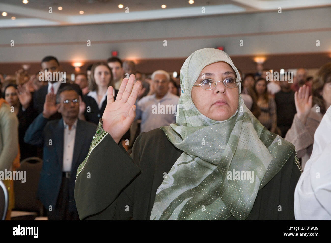 Detroit Michigan eine Frau aus dem Irak gehört zu einer Gruppe von Einwanderern als U S Neubürger vereidigt Stockfoto