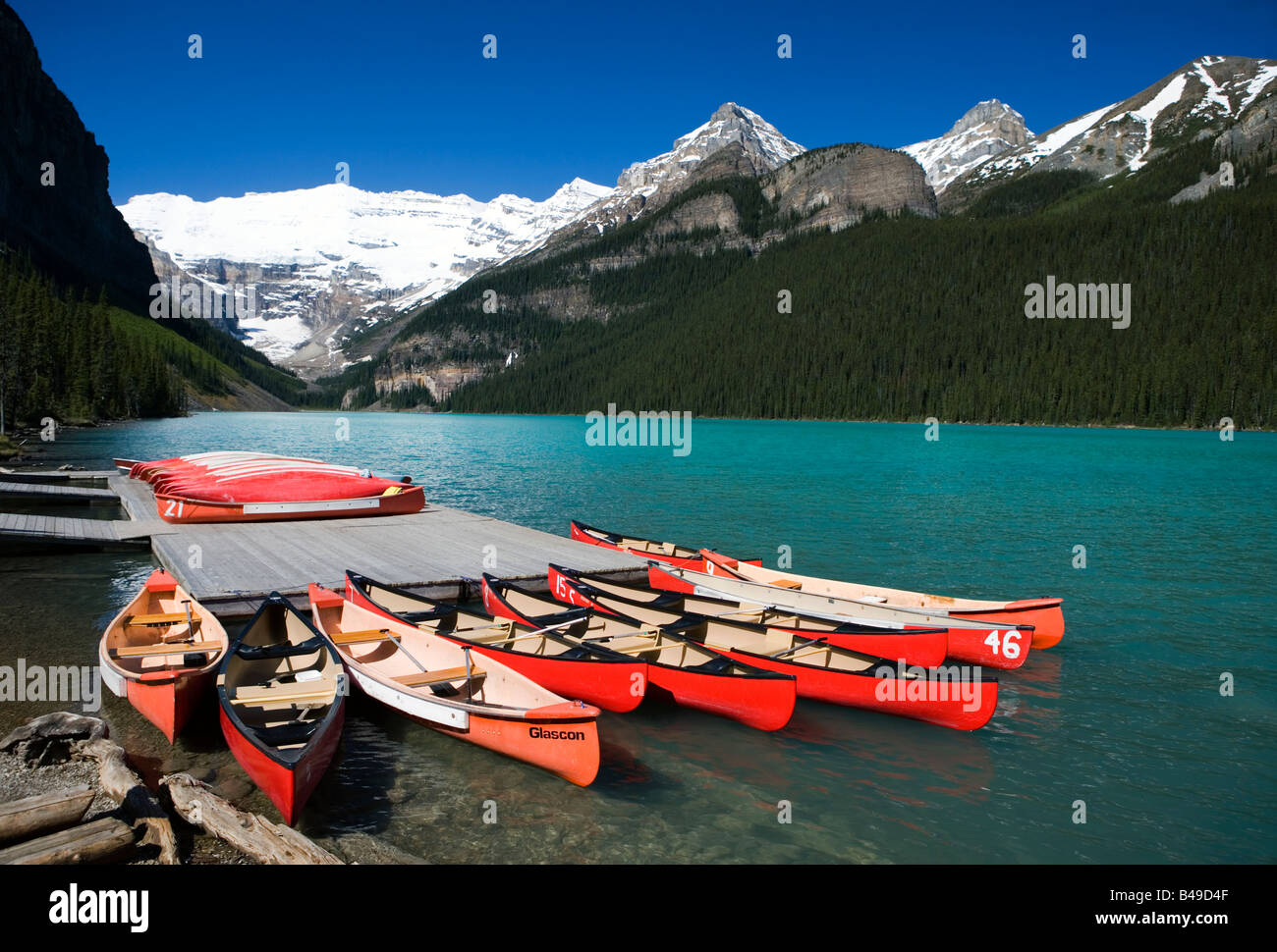 Rot-Kanus am Lake Louise, Banff Nationalpark, Alberta, Kanada. Stockfoto