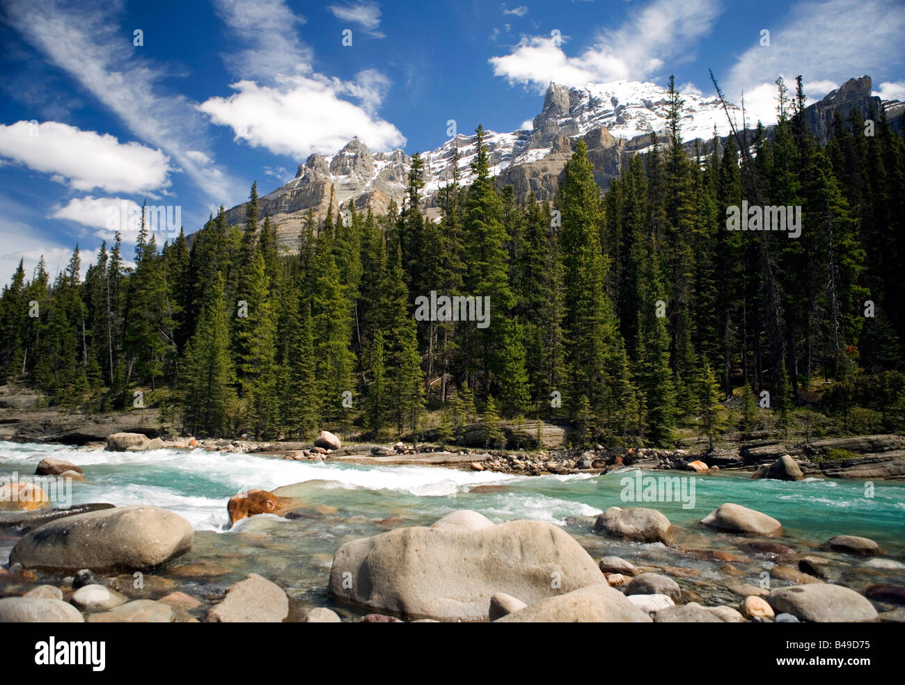Mistaya River und Rockie Mountains in Jasper Nationalpark, Alberta, Kanada. Stockfoto