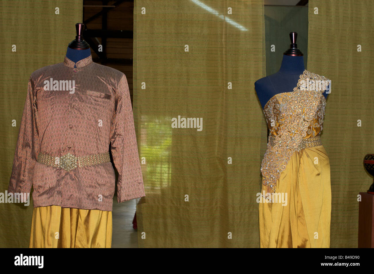 Traditionelle kambodschanische Hochzeit Outfits auf dem Display an der Angkor-Seide-Farm in der Nähe von Siem Reap, Kambodscha Stockfoto