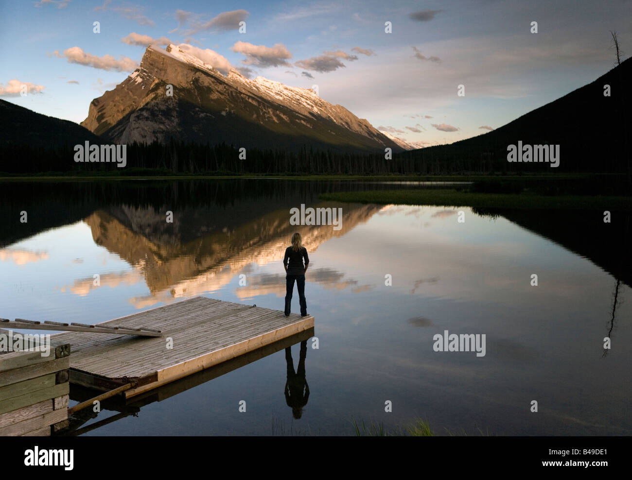 Blick auf Frau und Mount Rundle spiegelt im See Vermilion, Banff Nationalpark, Alberta, Kanada. Stockfoto