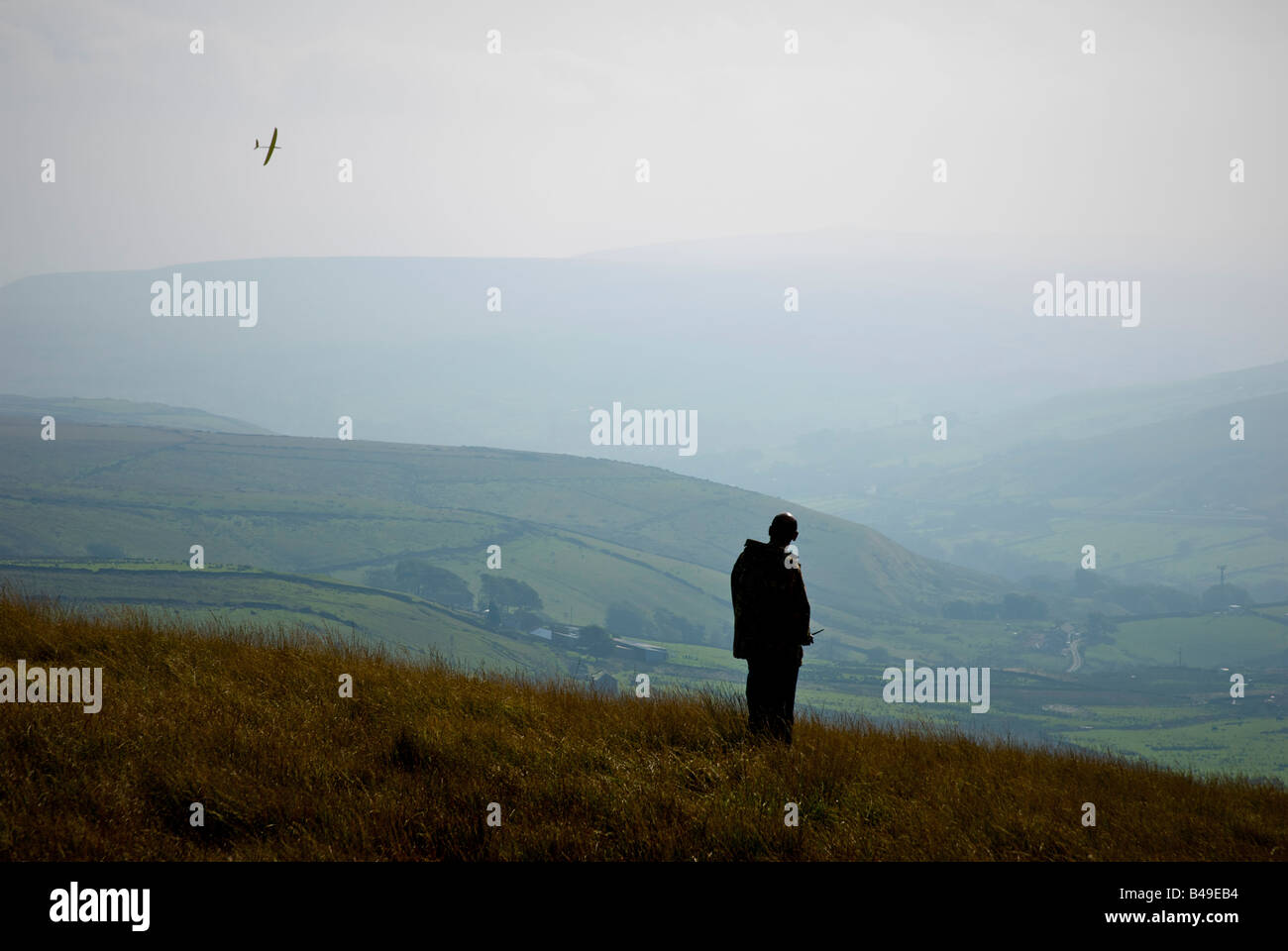 Mann fliegenden RC Segelflugzeug in den Pennines in Buckstones, West Yorkshire, England UK Stockfoto