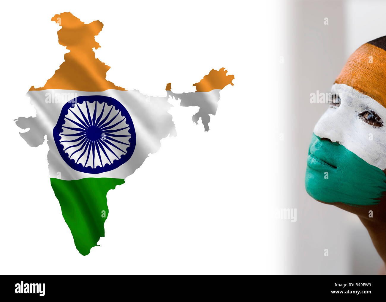 Indische Flagge auf Indien Karte neben malte Indianerjunge Stockfoto