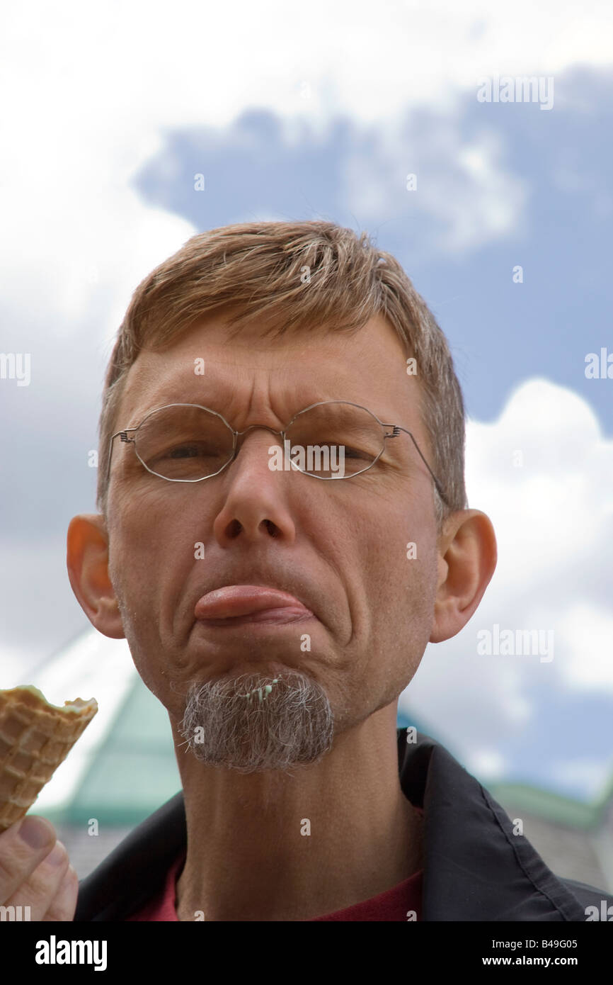Porträt eines reifen Mannes Eis essen - machen eine Schnauze Stockfoto