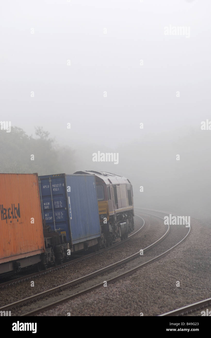 Freightliner trainieren im Nebel, Warwickshire, England, UK Stockfoto