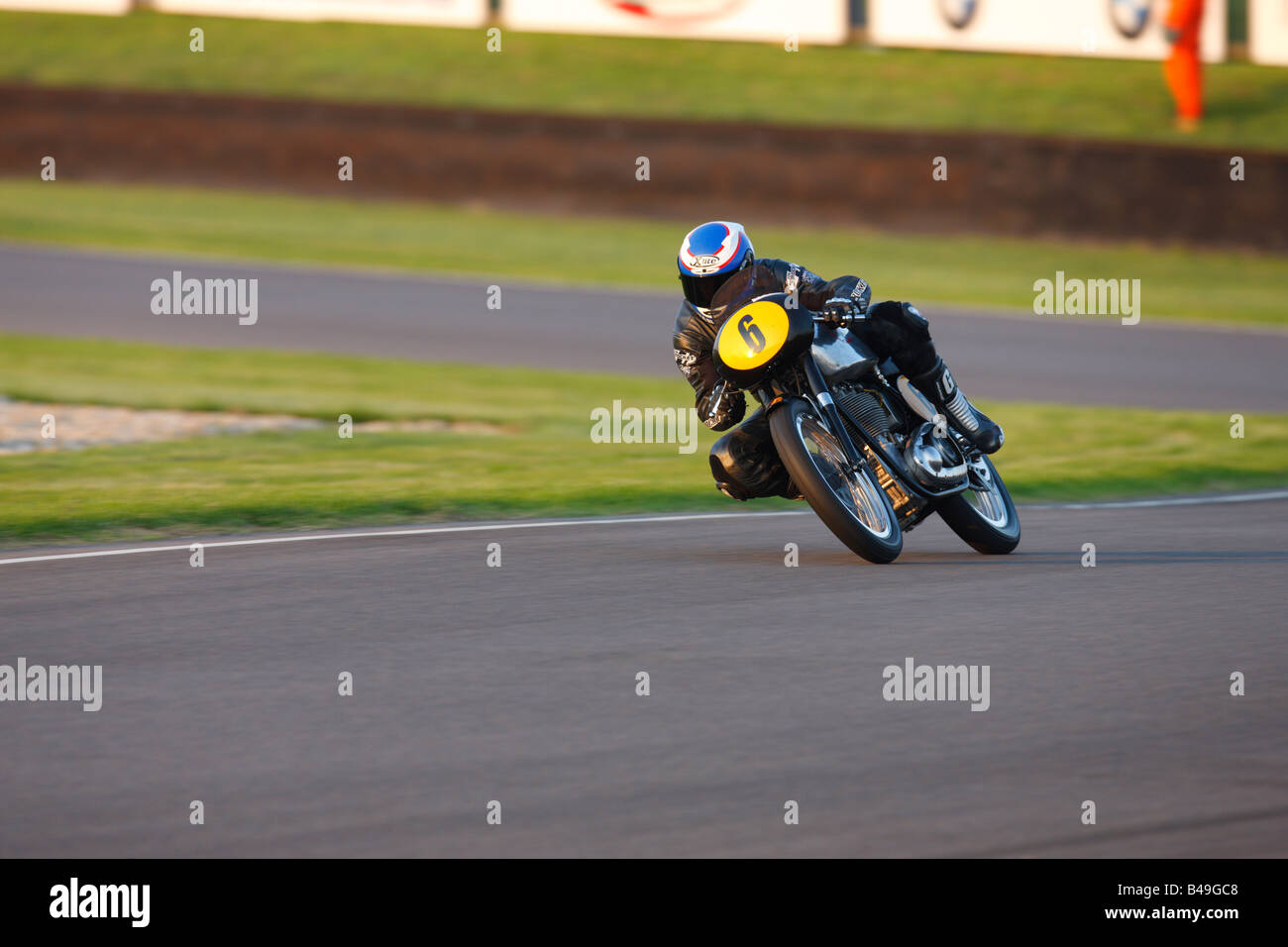 BSA Goldstern geritten von Steve Parrish in Goodwood Revival meeting Stockfoto