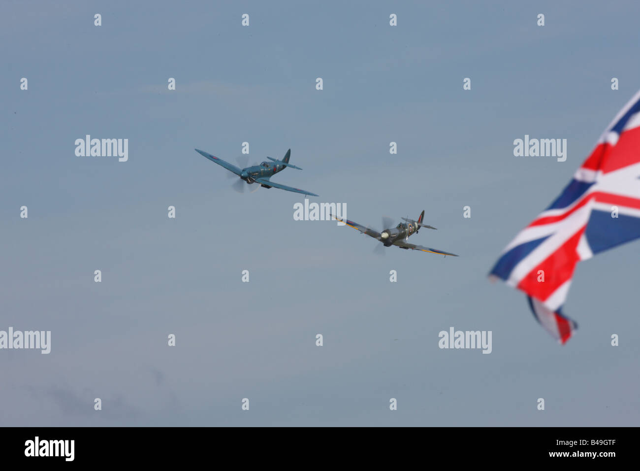 Stolz von Großbritannien Spitfires vorbeifliegen Anschluß-Markierungsfahne in Bildung Stockfoto