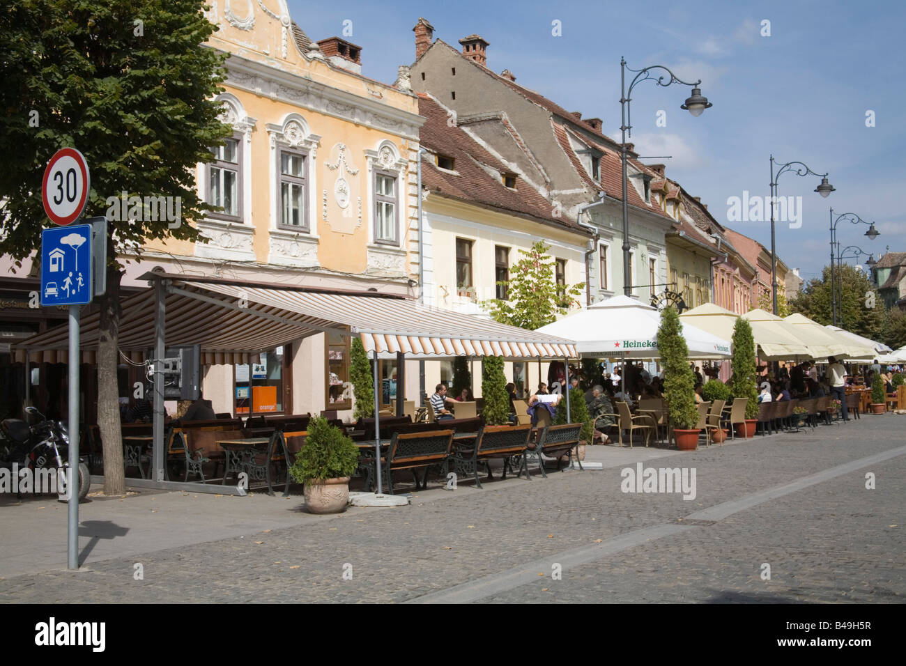 Hermannstadt Siebenbürgen Rumänien Europa September Straßencafés auf Strada Nicholae Balcescu Stockfoto