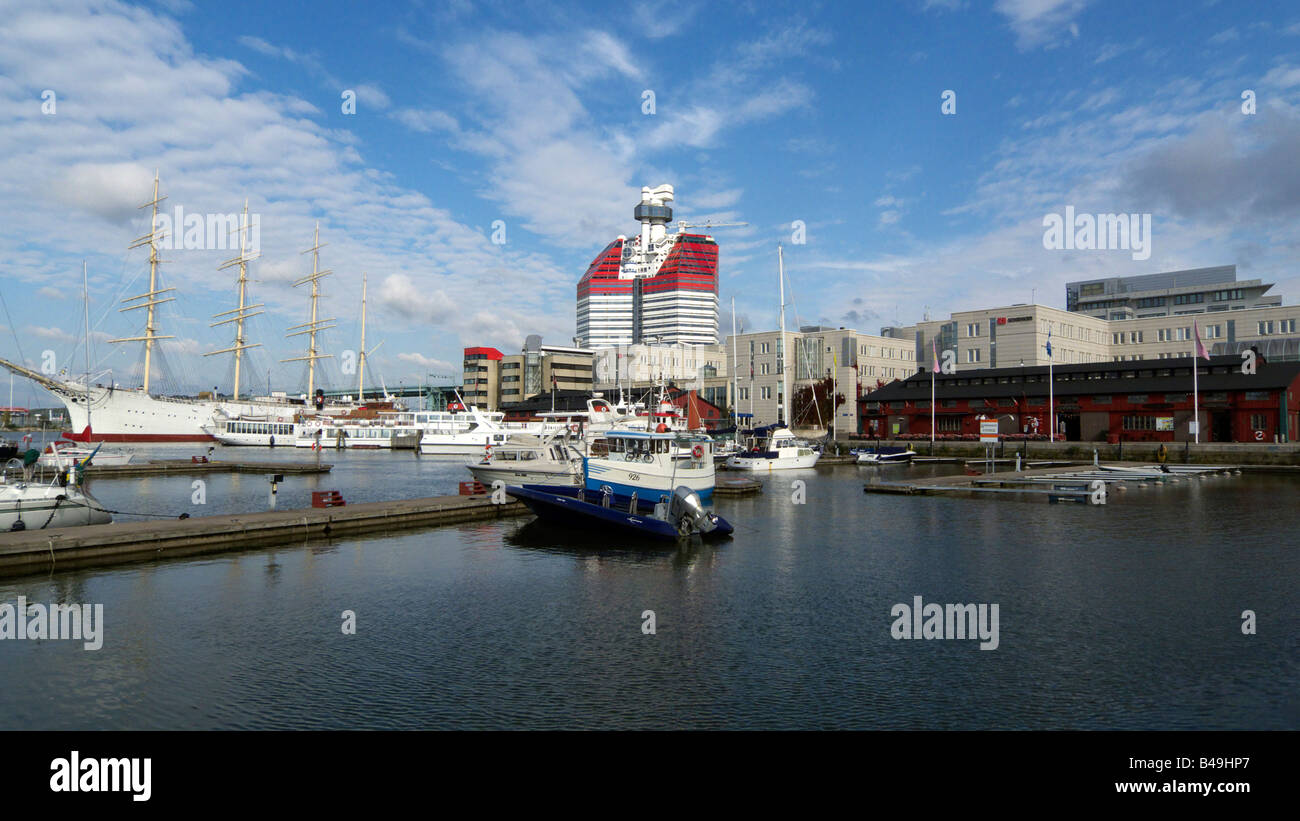 Lilla Brommens Hafen in Göteborg mit dem Utkiken-Turm in der Mitte und Segelschiff Viking auf der linken Seite an einem sonnigen Tag Stockfoto