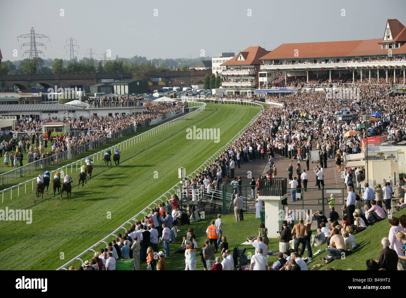 Von Chester, England. Renntag auf Chester Racecourse, das auf der Roodee liegt. Stockfoto