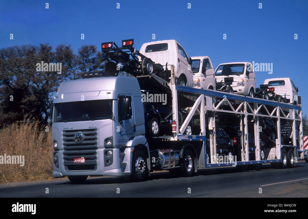 Neue leichte LKW-Transport per LKW in Brasilien Automobilbau ist ein  wichtiger Industriezweig in Brasilien Stockfotografie - Alamy