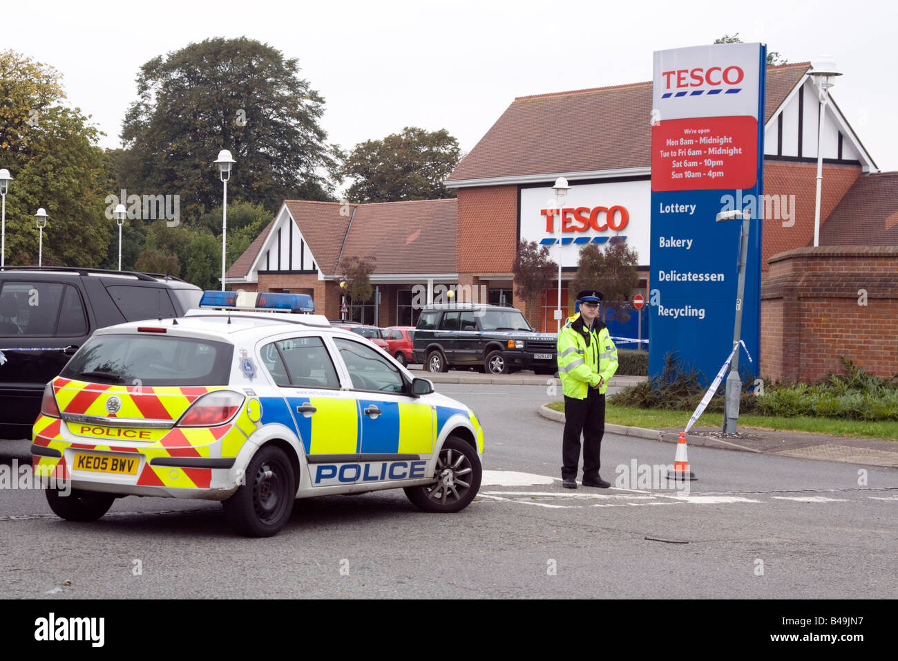Polizei Absperren Tesco Tring Hertfordshire nach bewaffneten Raubüberfall. Stockfoto