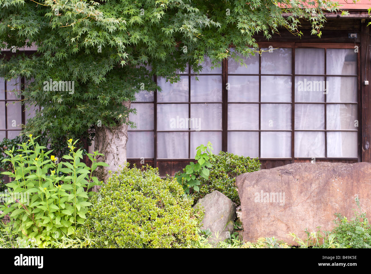 Detail von einem typischen japanischen Haus - Fenster und Garten - Shimosuwa, Nagano, Japan. Stockfoto